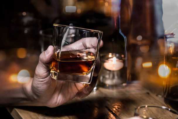 Barkeeper servieren Whiskey auf Holzriegel, - Foto, Bild