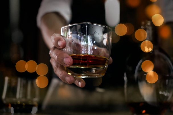 Barkeeper servieren Whiskey auf Holzriegel, - Foto, Bild