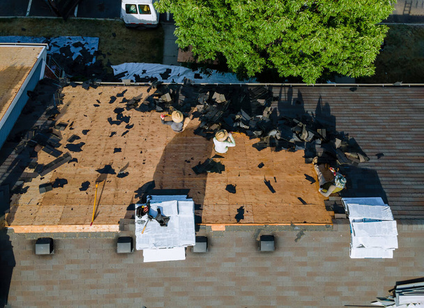 改装屋根の住宅建物の屋根を交換する作業屋根家 - 写真・画像