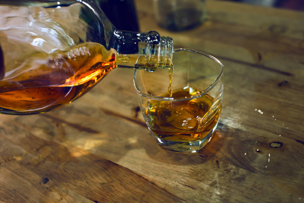 Barman Servir Whiskey, sur un bar en bois,  - Photo, image