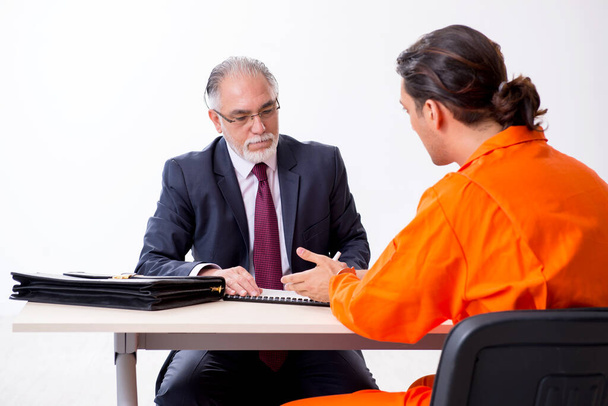 Mladá zajatá schůzka s obhájcem v předsoudní vazbě - Fotografie, Obrázek