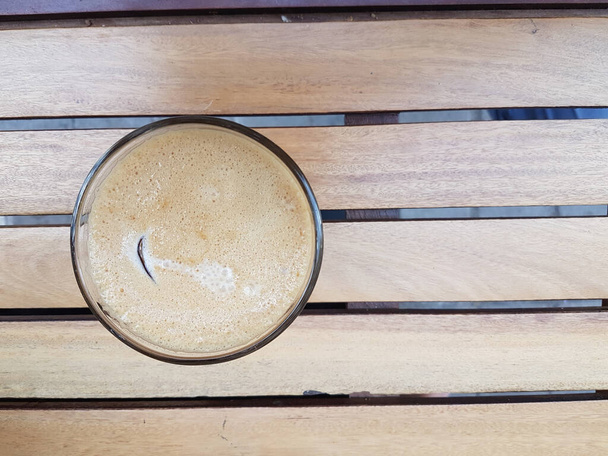 café fredo cappuccino boisson sur fond de table en bois 1 - Photo, image