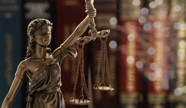Diritto della giustizia concetto giuridico. statua della giustizia o signora della giustizia con sfondo libri di diritto. - Foto, immagini