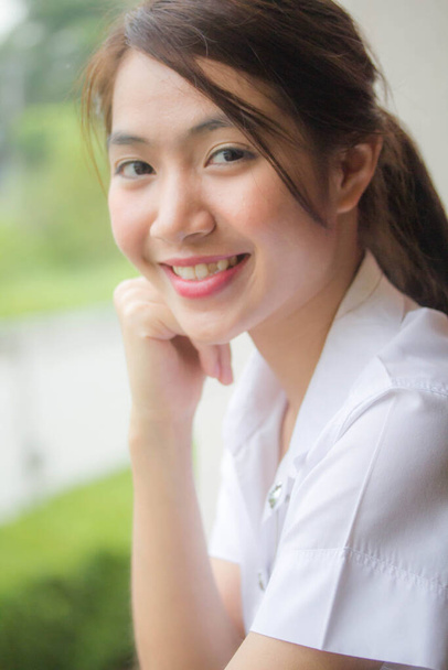 retrato de tailandés estudiante adulto universidad uniforme hermosa chica relajarse y sonreír - Foto, imagen