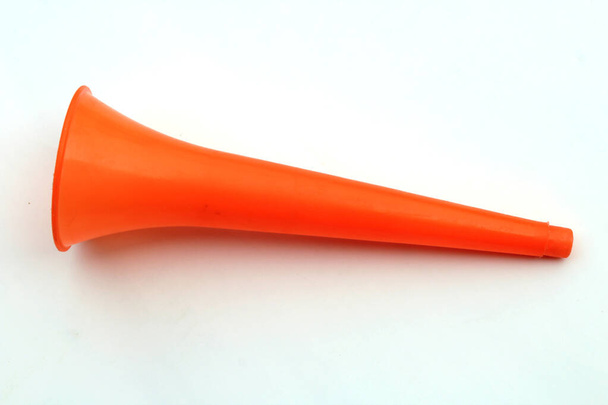 pomarańczowy kolor plastikowy vuvuzela róg izolowany na białym tle - Zdjęcie, obraz
