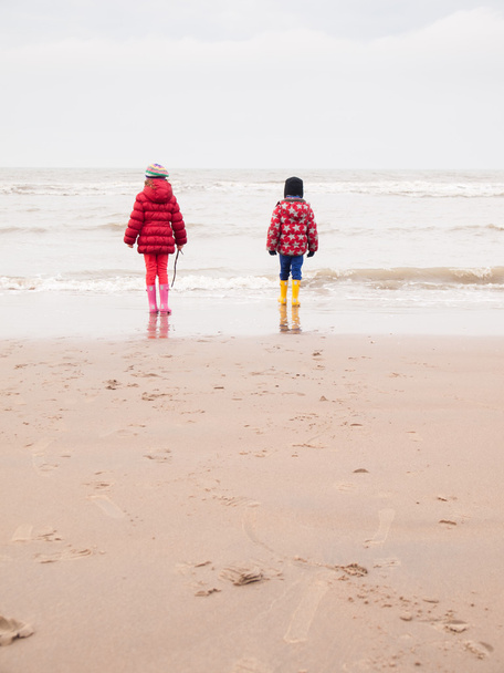 Small boy and girl on the beach - Foto, afbeelding