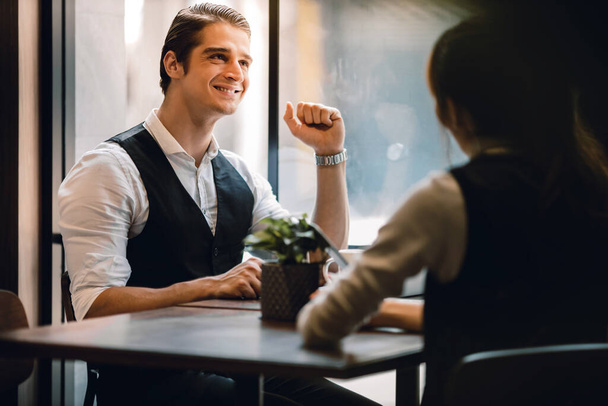 Happy Businessman hymyilee tavatessaan kumppanuutta tai tiimityötä kahvilassa tai luovassa työpaikassa. Rentouttava ja mukava asento - Valokuva, kuva