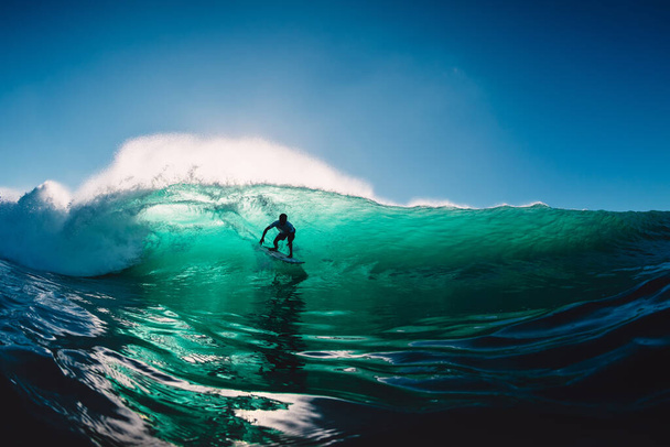 12 de julio de 2020. Bali, Indonesia. Surfista paseo en tabla de surf en la onda del barril. Surf en Padang Padang
 - Foto, imagen