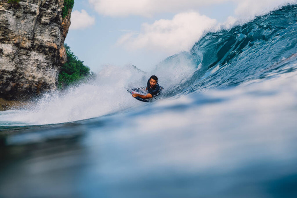 12 luglio 2020. Bali, Indonesia. Surfista cavalcare su bodyboard a onda. Surf a Padang Padang - Foto, immagini