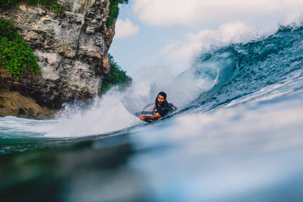 12 luglio 2020. Bali, Indonesia. Surfista cavalcare su bodyboard a onda. Surf a Padang Padang - Foto, immagini