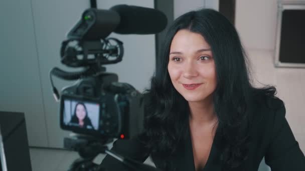 Blogueur femme d'affaires enregistrement vidéo pour internet vlog à l'aide d'une caméra professionnelle. Femme vidéo vlogger parler à la caméra à la maison - Séquence, vidéo