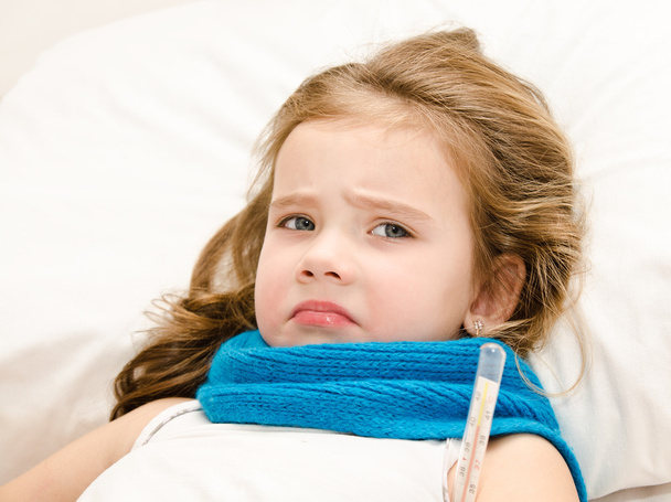 Больная маленькая девочка лежит в постели
 - Фото, изображение
