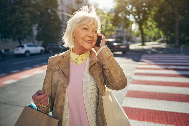 Elderly happy woman talking on the mobile phone - Foto, imagen