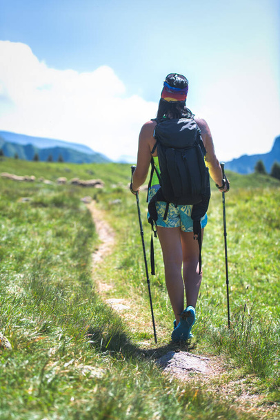 Ragazza cammina lungo il sentiero in collina in estate - Foto, immagini