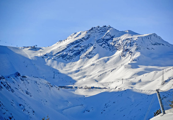 Вид на лыжную станцию и горы, покрытые снегом, в австрийском Зельдене.  - Фото, изображение