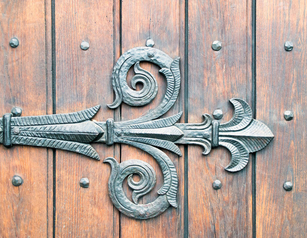 Vintage métal porte serrure décoration située sur la surface de la porte en bois. - Photo, image