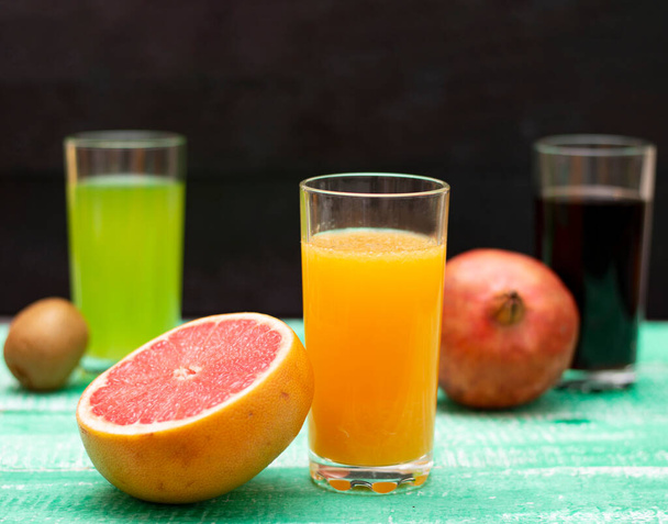 грейпфрутовый свежий сок в стаканах, свежий завтрак - Фото, изображение