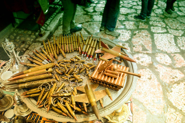 Sotamuistoja esillä käsityöliikkeissä Sarajevossa, Bosniassa ja Hertsegovinassa. Nämä ainutlaatuiset matkamuistot on tehty entisen Jugoslavian ja Bosnian sodassa käytettyjen ammusten jäänteistä.. - Valokuva, kuva