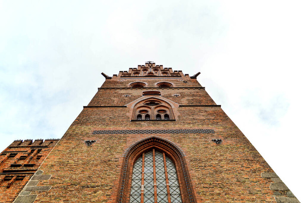 Pietarin kirkko (Sank Petri Church), Malmo, Ruotsi. Sankt Petri on suuri kirkko Malmön keskustassa, tämä on epätavallinen, pystysuora näkymä sen suuri 105-metrinen (344 ft) pitkä tiili torni. - Valokuva, kuva