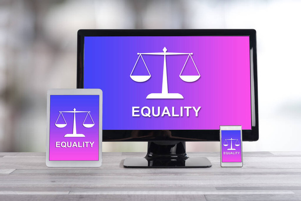 Koncepcja równości pokazana na różnych urządzeniach informatycznych - Zdjęcie, obraz