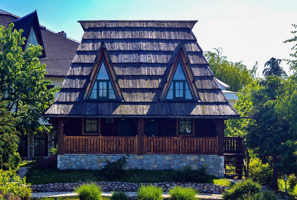 ETHNO VILLAGE STANISICI, BOSNIA E ERZEGOVINA, 26 aprile 2018: Replica della tradizionale casa in legno nel villaggio di Ethno Stanisici in Bosnia-Erzegovina. - Foto, immagini