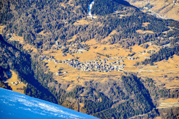 Pohled z ptačí perspektivy na horskou vesnici v oblasti Bormio, Itálie. - Fotografie, Obrázek