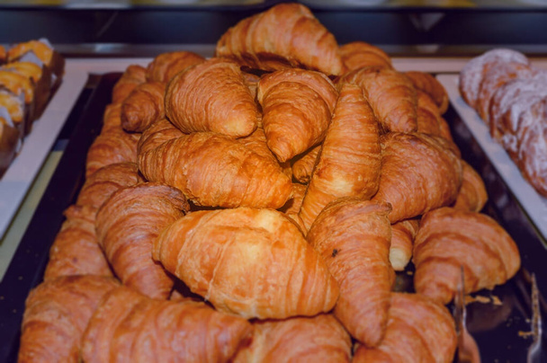 Croissants français fraîchement cuits prêts à servir. - Photo, image