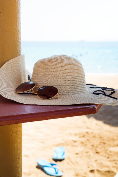 Σετ με καπέλο και γυαλιά ηλίου σε ράφι. - Φωτογραφία, εικόνα