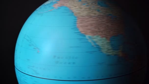 Съемки вращения вокруг сферы со странами и континентами - Кадры, видео
