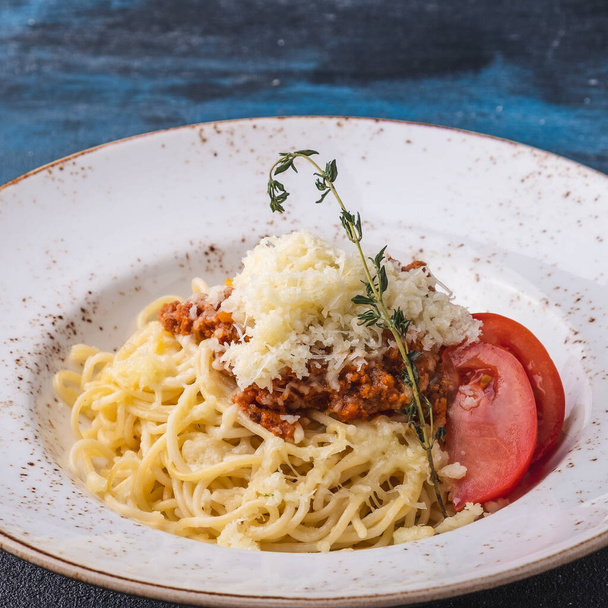 Spaghetti mit roter Soße. Spaghetti Bolognese im Teller - Foto, Bild