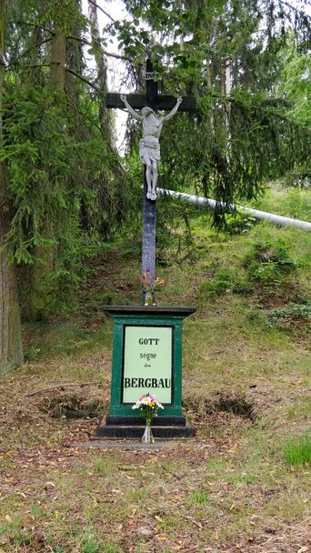 Estátua de crucifixo na floresta da República Checa
. - Foto, Imagem