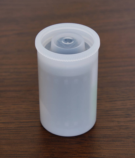 Um pacote de rolo de cor negativo 135 mm filme de fotografia em uma mesa
 - Foto, Imagem