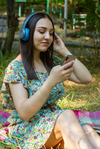 young woman listening music with headphones - Φωτογραφία, εικόνα