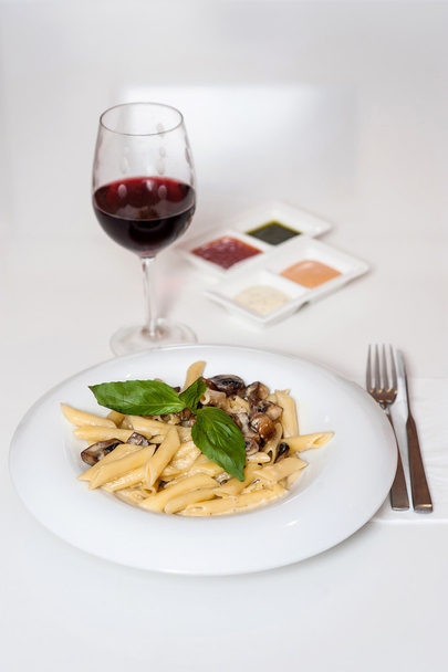 Yummy pasta served with red wine - Foto, immagini