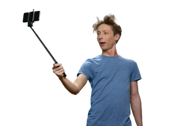 Portrait de garçon adolescent prend selfie sur son smartphone. - Photo, image