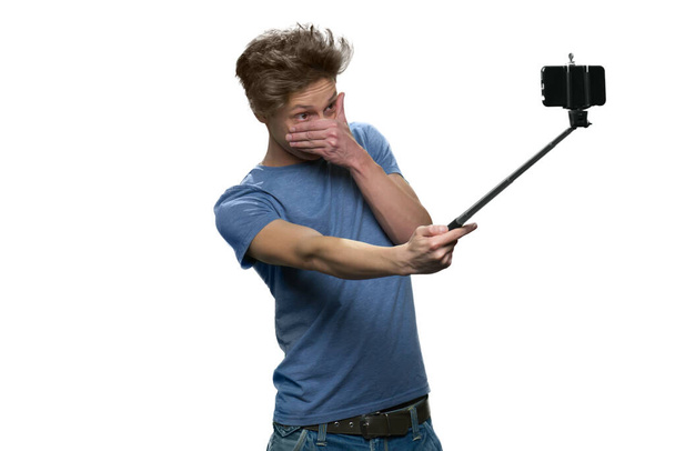 Genç çocuk selfie çekiyor ve yüzünü kapatıyor.. - Fotoğraf, Görsel