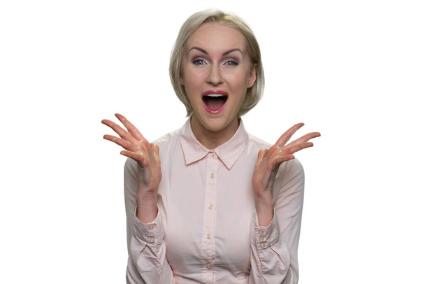 Křičící žena se zdviženýma rukama a široce otevřenými ústy na bílém pozadí. - Fotografie, Obrázek