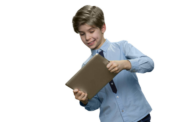 Мальчик стоит и играет в игры на планшете ПК. - Фото, изображение