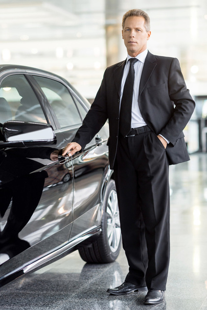 Businessman standing near car - Фото, зображення