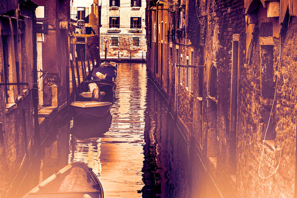 現代的なスタイルで夜明けにヴェネツィアを出発した。博物館シティは運河で区切られ、空の橋で結ばれた島のグループ全体に位置しています。.   - 写真・画像