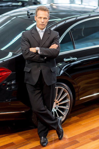 Man in formalwear leaning at the car - Photo, Image