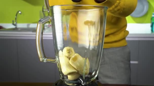 a banán beleesik egy turmixgépbe - Felvétel, videó