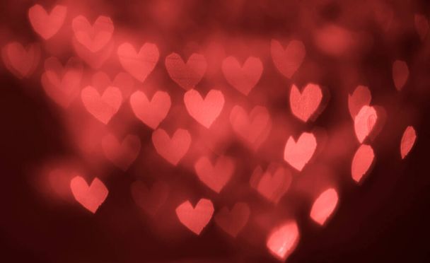 Bokeh Καρδιά σχήμα φως τη νύχτα. θολή καρδιά σχήμα φώτα μαλακό bokeh πολύχρωμο για πανό σε σκούρο φόντο, πολύχρωμο bokeh φως καρδιές μαλακό για τα πρότυπα banner αντίγραφο χώρο διαφήμιση Valentine έννοια αγάπης - Φωτογραφία, εικόνα