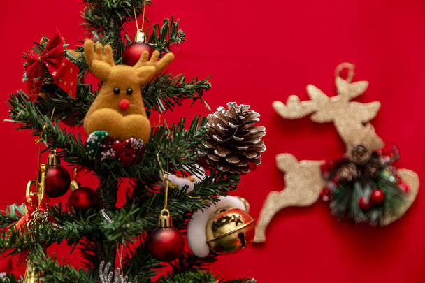Zdobený vánoční stromek na červeném pozadí. - Fotografie, Obrázek