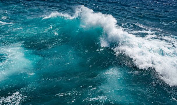 Μαγευτικά κύματα της θάλασσας πέφτουν. Η αληθινή δύναμη της φύσης - Φωτογραφία, εικόνα