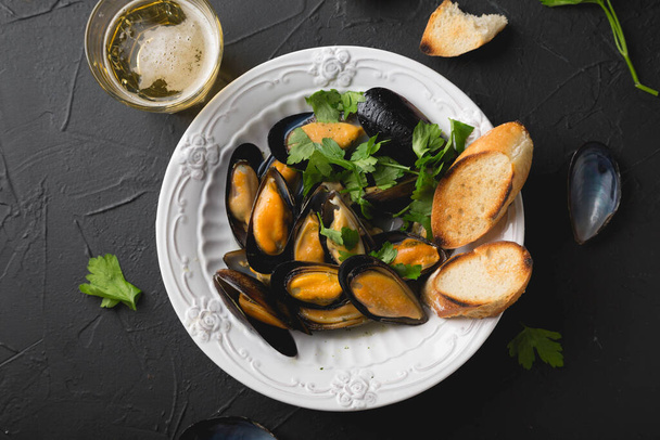 Mussels with parsley and crispy baguette - Fotoğraf, Görsel