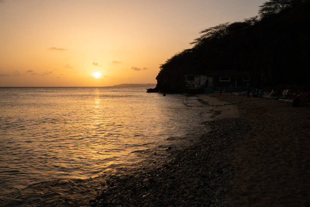 キュラソー島のカリブ海に沈む夕日 - 写真・画像