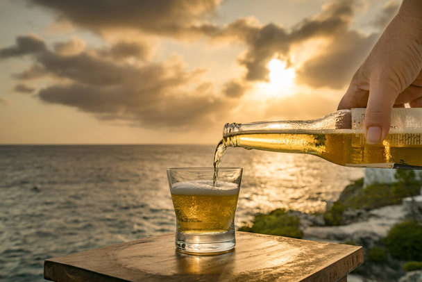 Boissons au coucher du soleil près de l'océan Curaçao - Photo, image