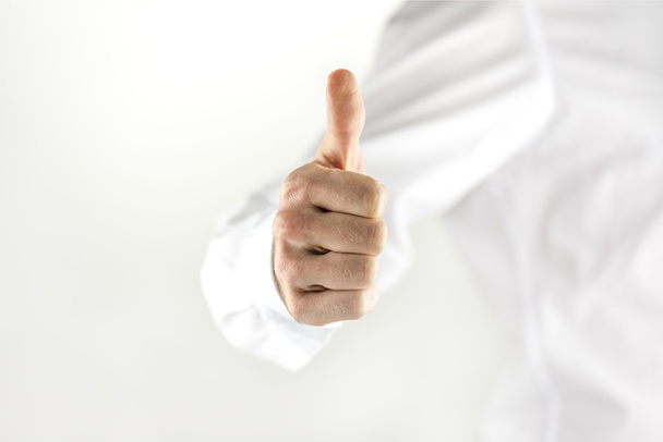 motivovaný člověk dává palec nahoru znamení - Fotografie, Obrázek