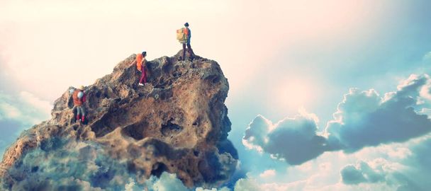 Ένας μικροσκοπικός άντρας, μια γυναίκα μινιατούρα στέκεται στην κορυφή ενός βουνού. - Φωτογραφία, εικόνα